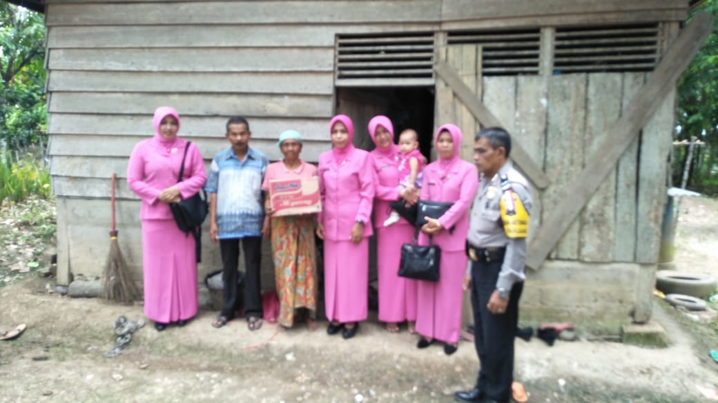 Ramalia foto bersama dengan Ketua Bhayangkari Ranting Sijunjung, di depan pondok yang sangat sederhana